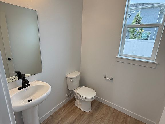 4th image of 1675 S 3825 W Suite 223