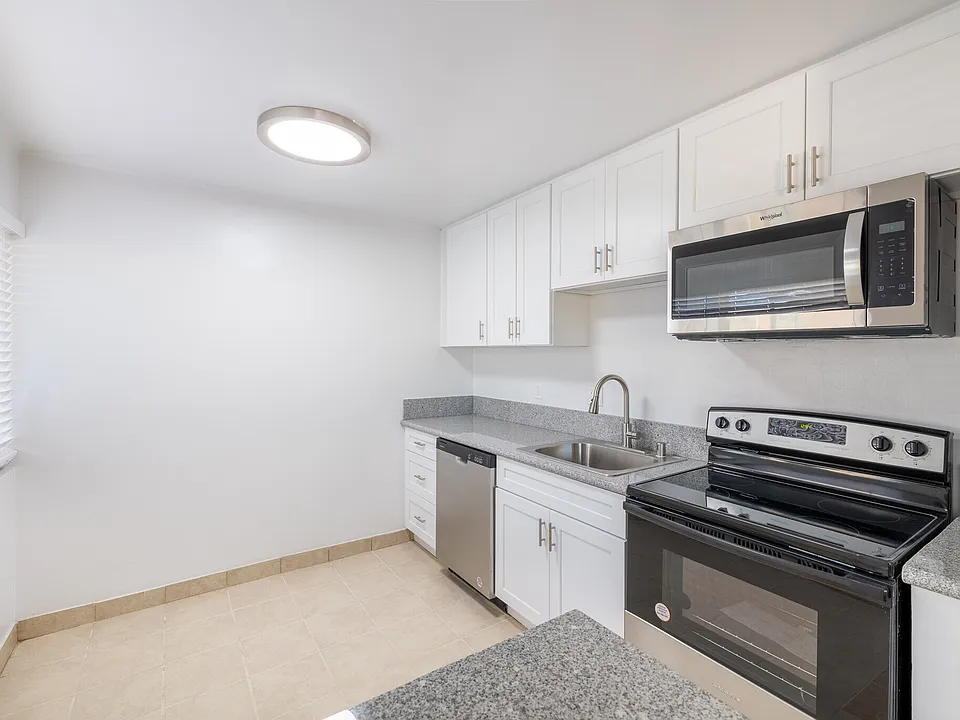 5542 Newcastle Ave #8