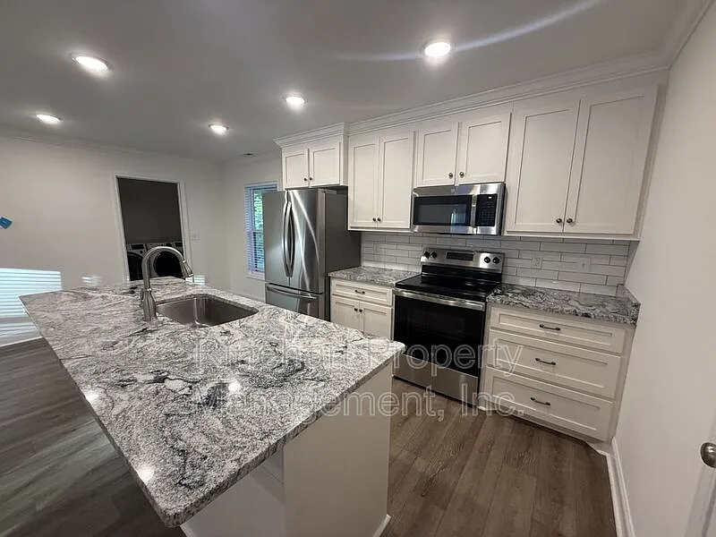3 bed, 2.0 bath, 1359 sqft, $1,950 — Photo 2
