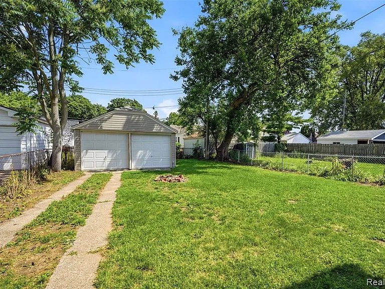 735 E Maxlow Ave — Photo 24