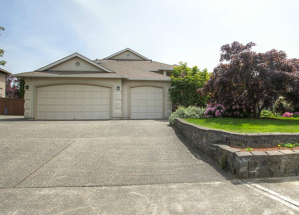 1st image of 9211 180th Ave E