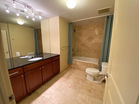 5th image of 925 N Lincoln St APT 11J