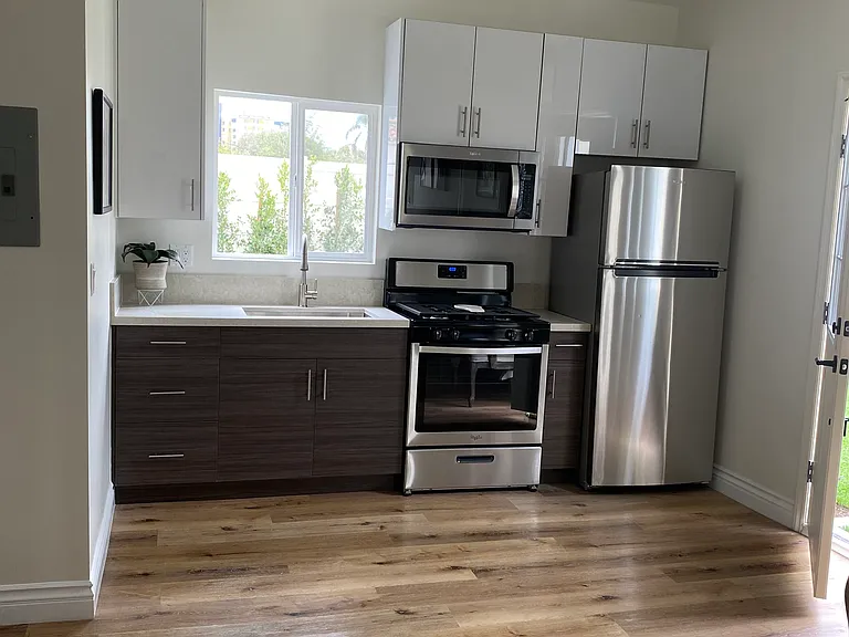 140 S Gardner St — Photo 42