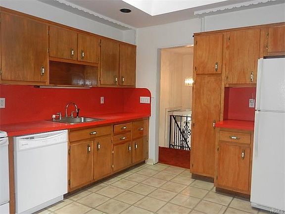 4th image of 151 Dahlia Dr