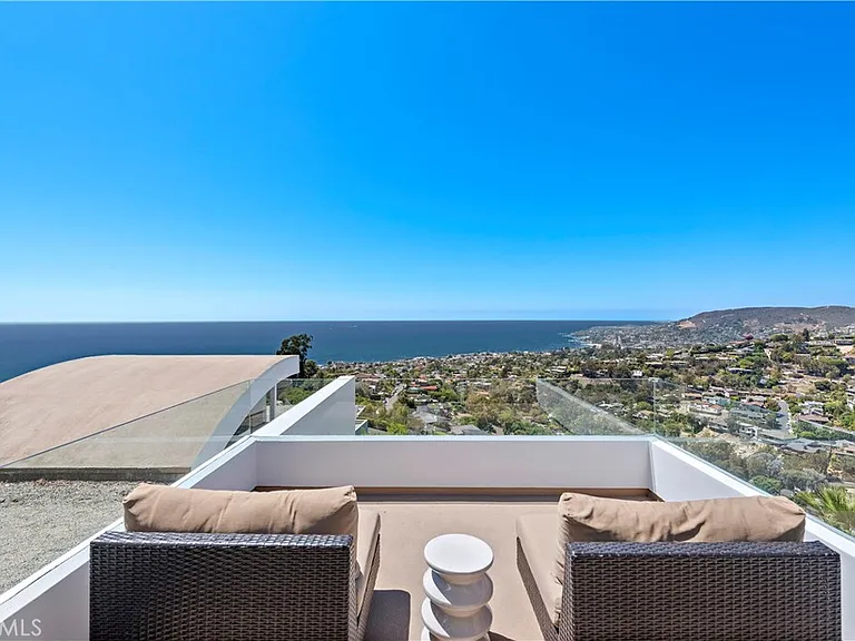 940 Summit Dr — Photo 37