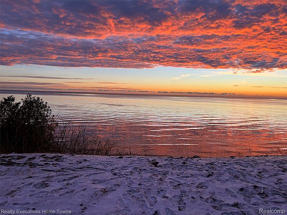 5th image of 2255 Lakeshore Rd