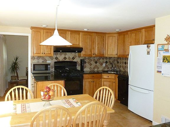 2nd image of 6 Hepworth Ct