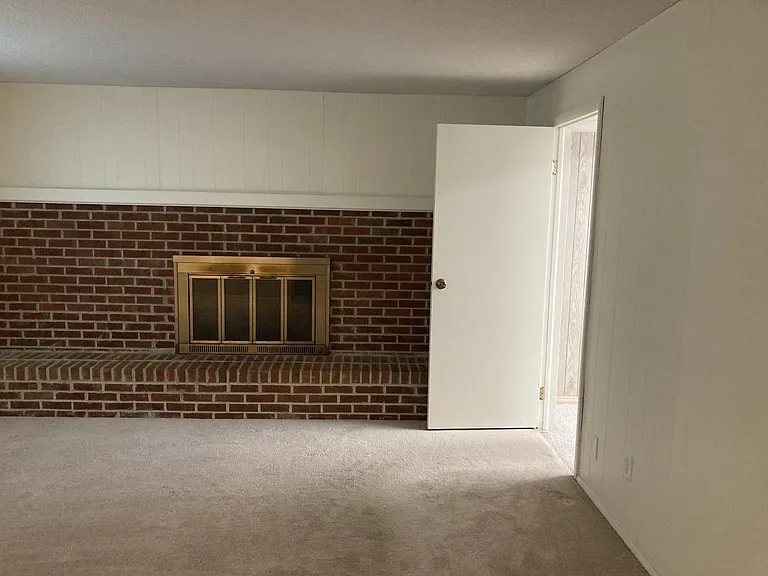 585 Meadowview Ln — Photo 15