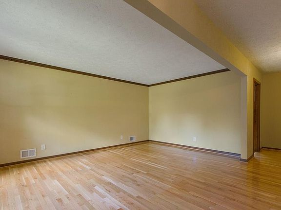 5th image of 3049 Meadow Dr