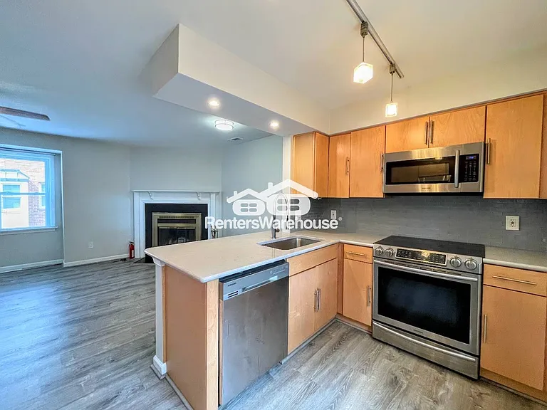 527 W 20th St #402 — Photo 7