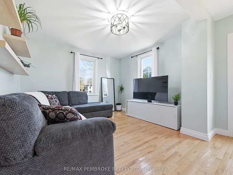 566 Perth St — Photo 21