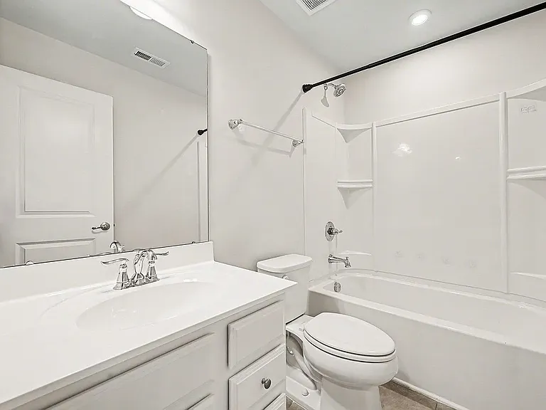 Full bathroom - Bonus room level 1