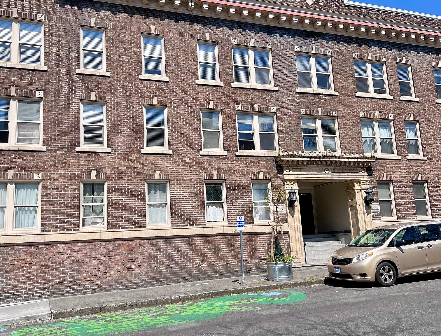 Stanford Apartments — Photo 2