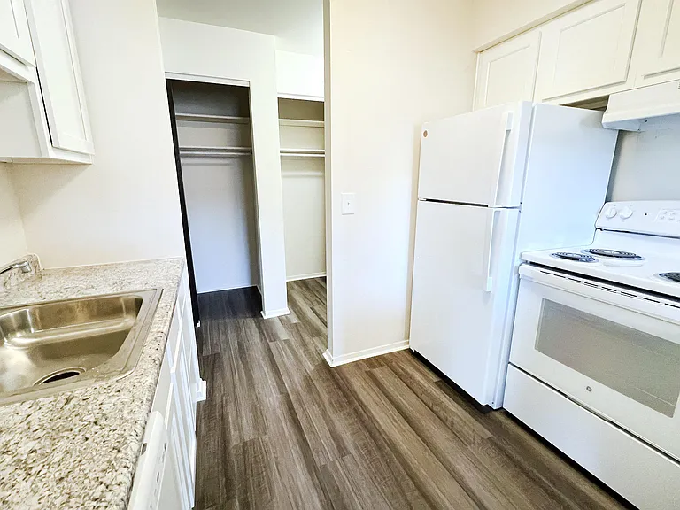 Four Worlds Apartments — Photo 68