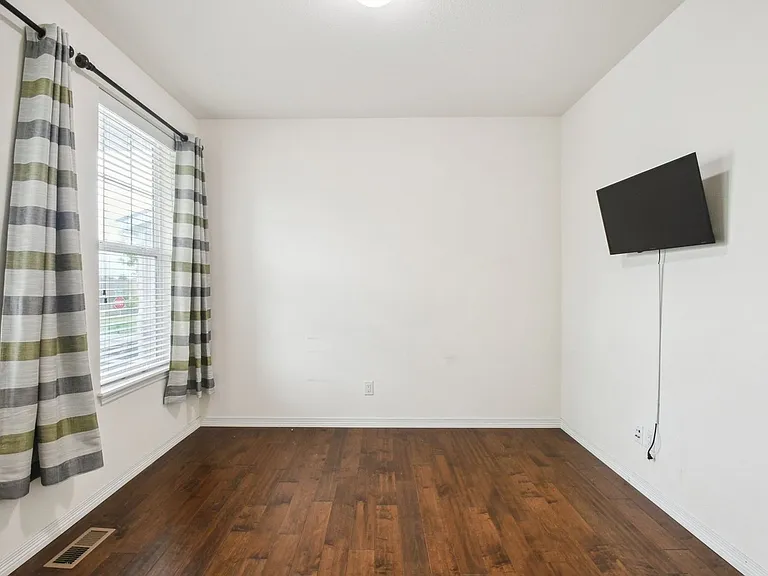 8910 Azalea Ct — Photo 14