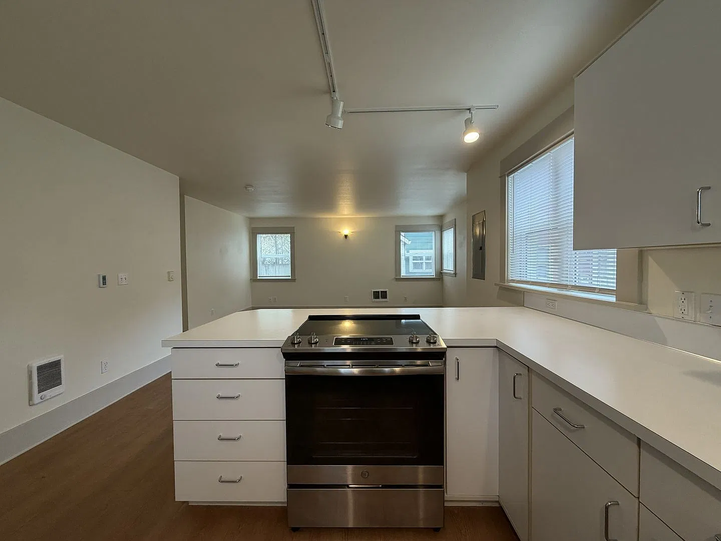 Charming North Portland 2-Bedroom Home Near Coffee Shops, Restaurants & Major Freeways — Photo 1