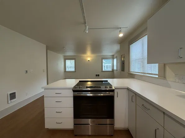Charming North Portland 2-Bedroom Home Near Coffee Shops, Restaurants & Major Freeways
