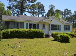 210 N Victory Dr, Lyons, GA 30436