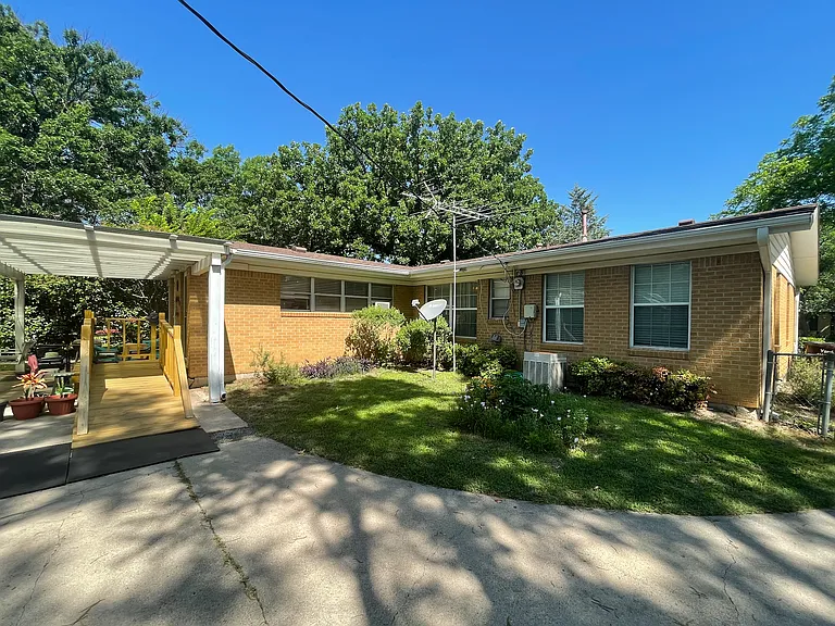 1419 Linden Dr — Photo 2