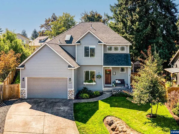 207 Sweden Cir, Silverton, OR 97381