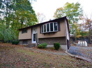 3967 Lovers Ln, Slatington, PA 18080