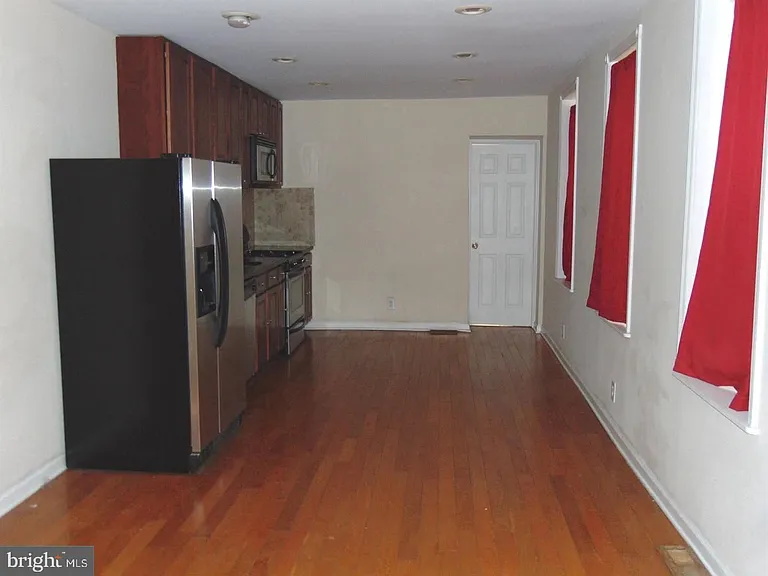 2405 Carpenter St — Photo 2