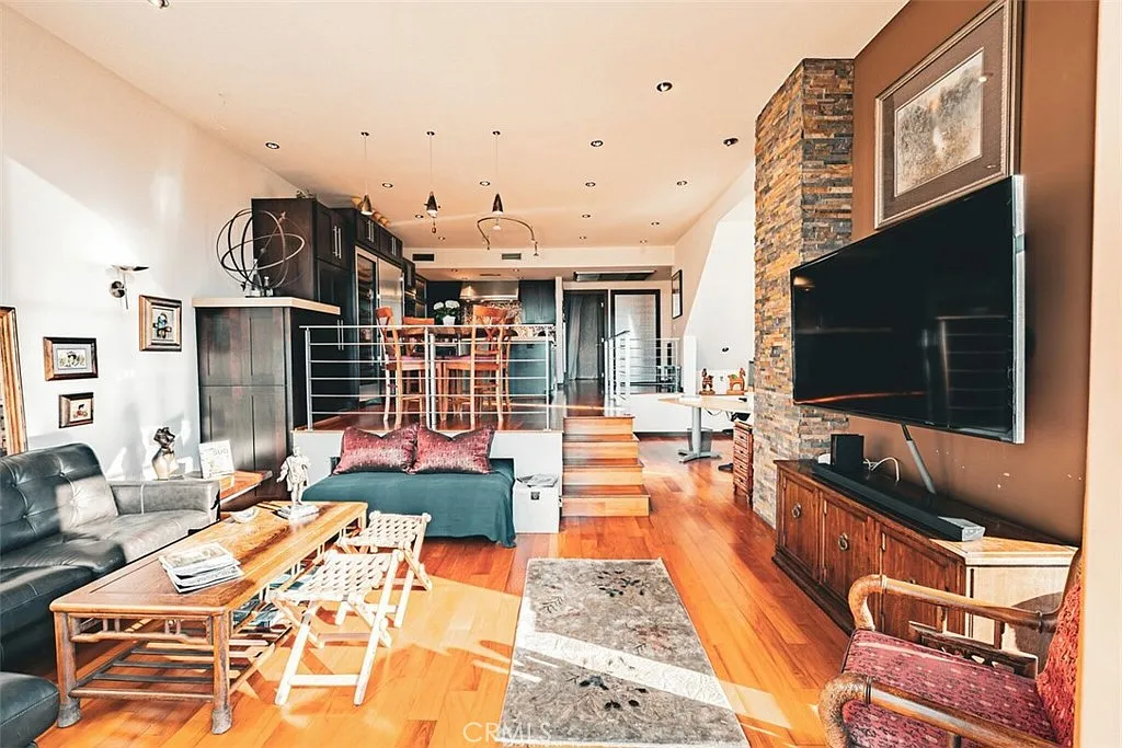 2 bed, 1650 sqft, $9,900 — Photo 3