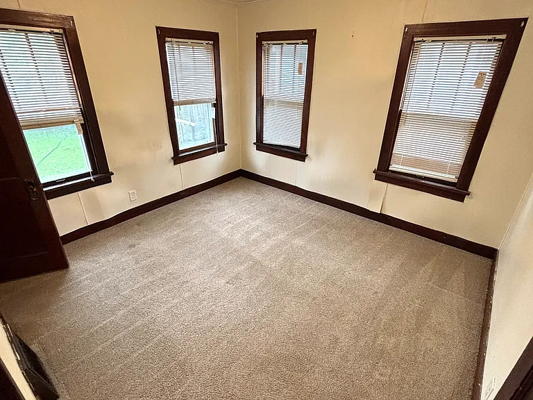 433 W 8th Ave — Photo 3