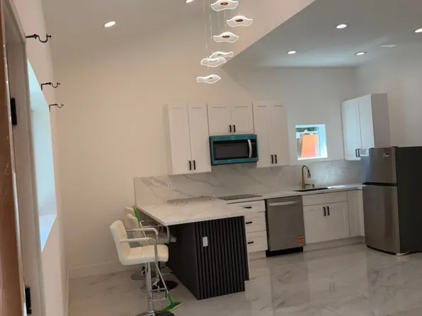 6233 Kenwater Ave #A, Woodland Hills, CA 91367