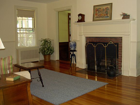 Large living room w/working fireplace