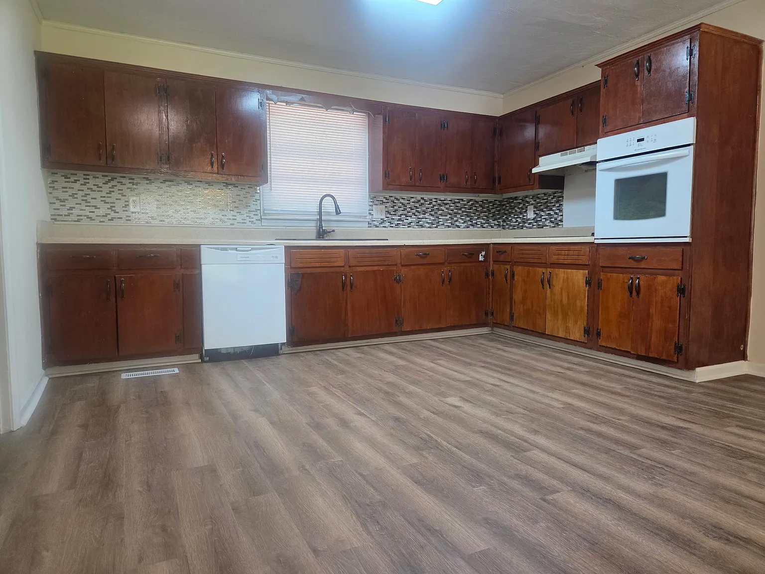 3 bed, 1.5 bath, 1830 sqft, $1,600 — Photo 4