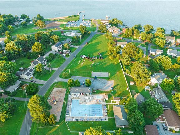 4th image of 10 Genevieve Ct