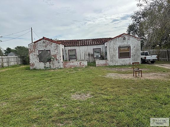 2nd image of 300 E Arroyo Dr