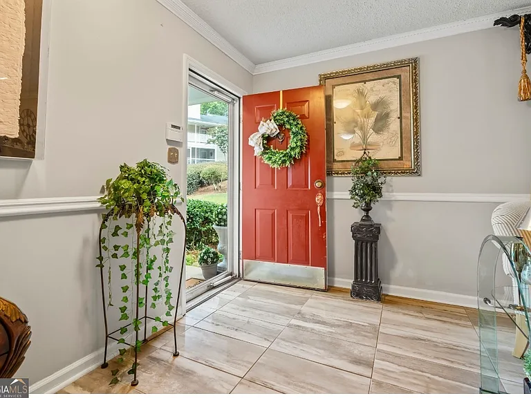 81 Hampshire Ct — Photo 24