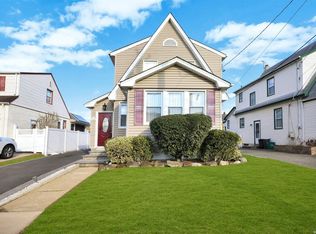 14 Farnum St, Lynbrook, NY 11563
