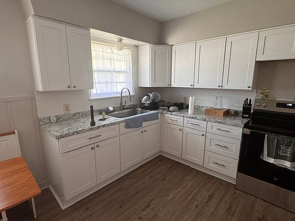 2nd image of 605 Phillips St