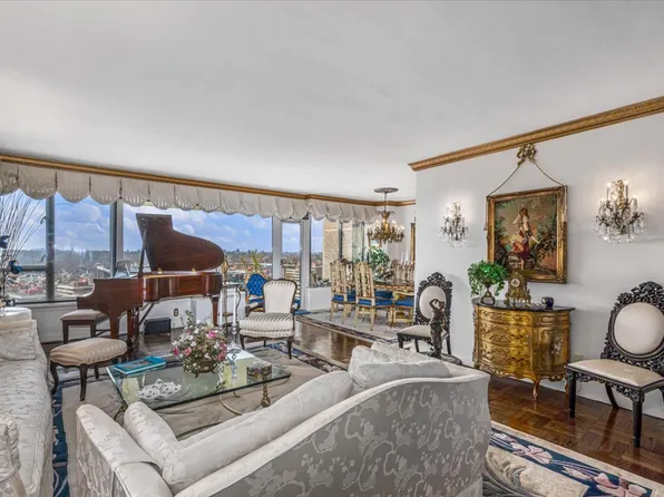 166-25 Powell Cove Boulevard image 2 of 18