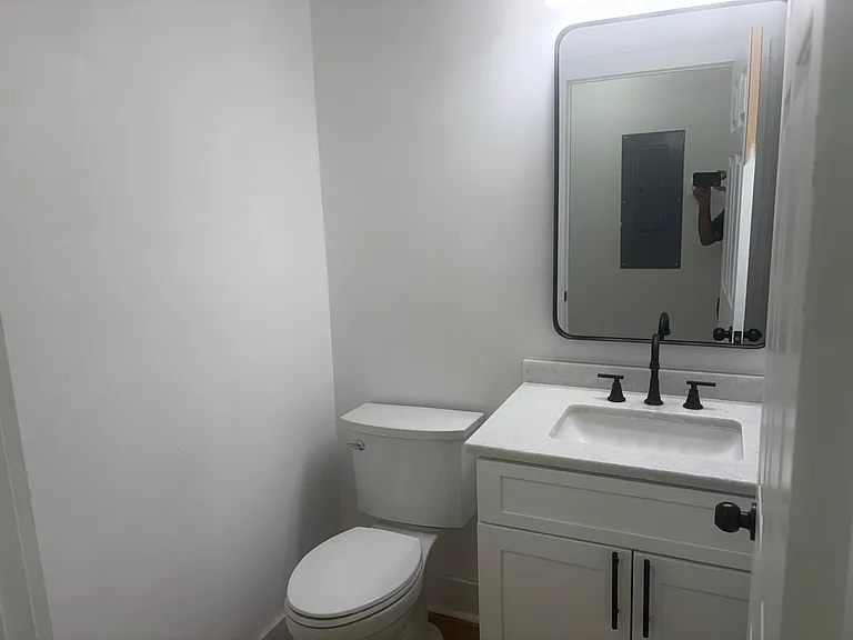 1/2 Bathroom