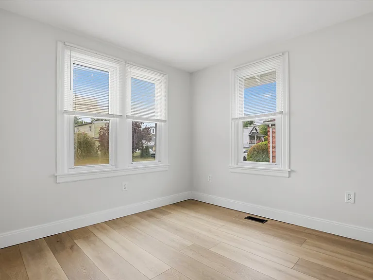 125 Warren St — Photo 8