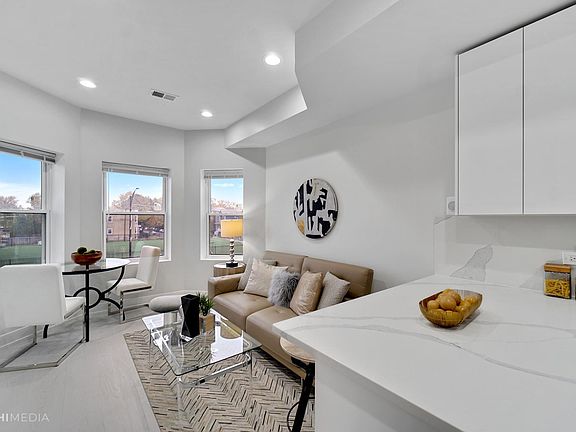 4th image of 2739 W Fullerton Ave #3