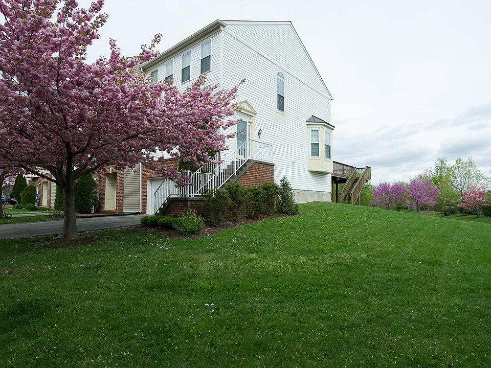 1st image of 717 W Oakmeade Dr