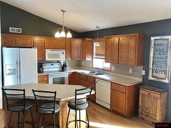 4th image of 601 Farmers Pl