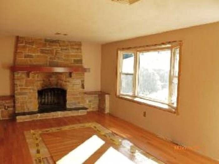 2nd image of 27 Versailles St
