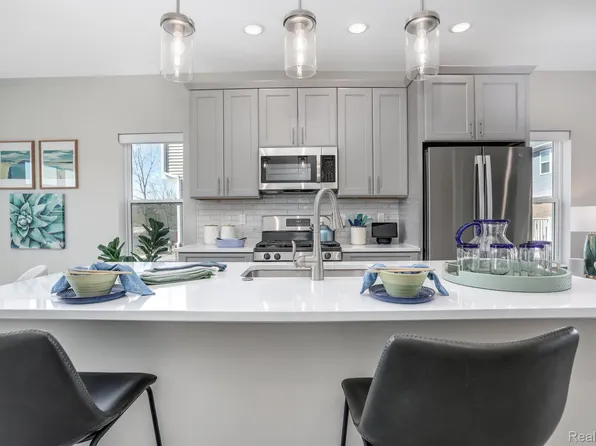 33080 Townhill Rd #10, Farmington, MI 48336