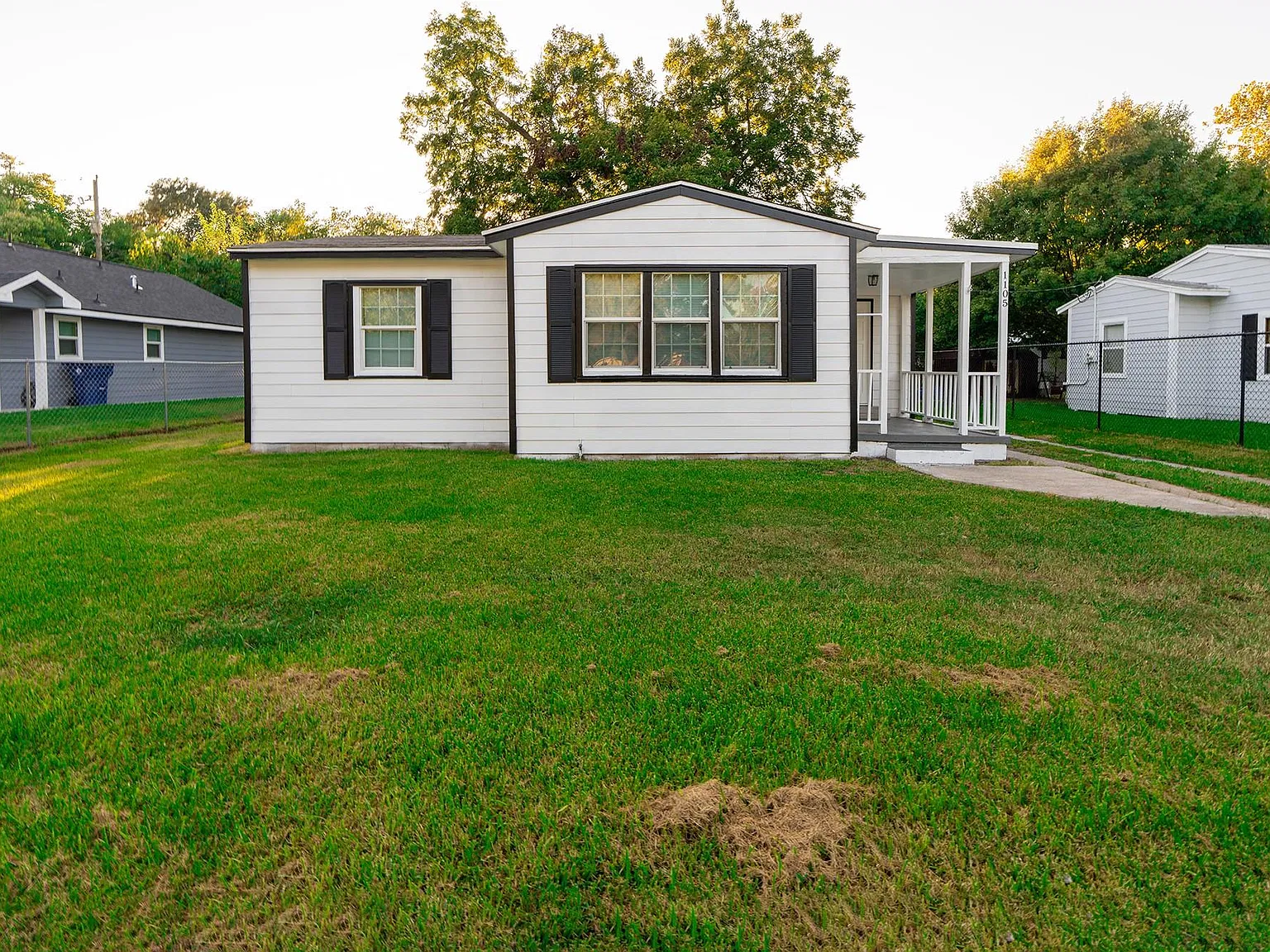 2 bed, 1.0 bath, 938 sqft, $1,250 — Photo 2
