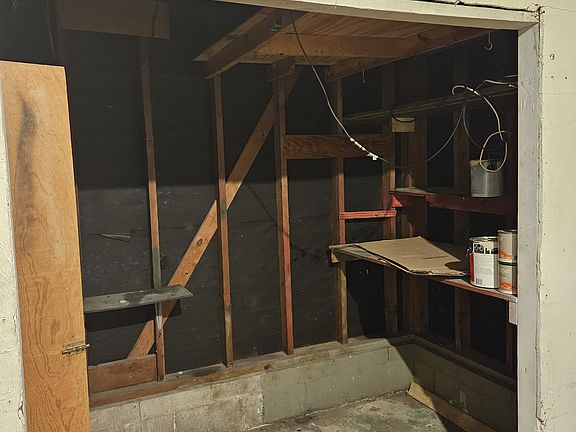 3rd image of 830 S Russell St