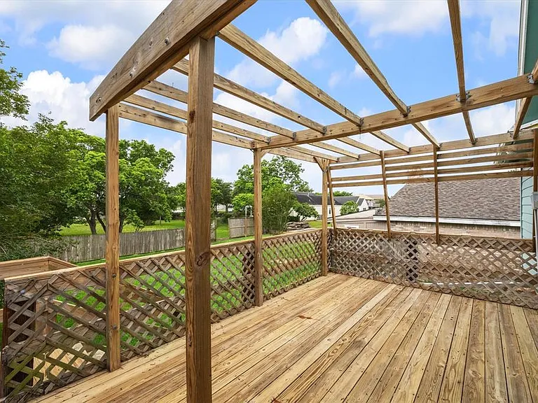 2521 Cliff Dr — Photo 3