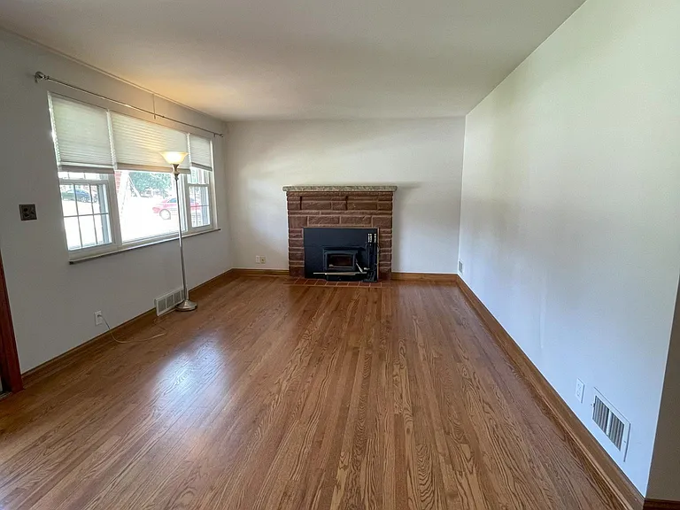 425 James Ave — Photo 2