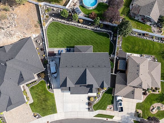 3rd image of 110 E Sapphire Ln