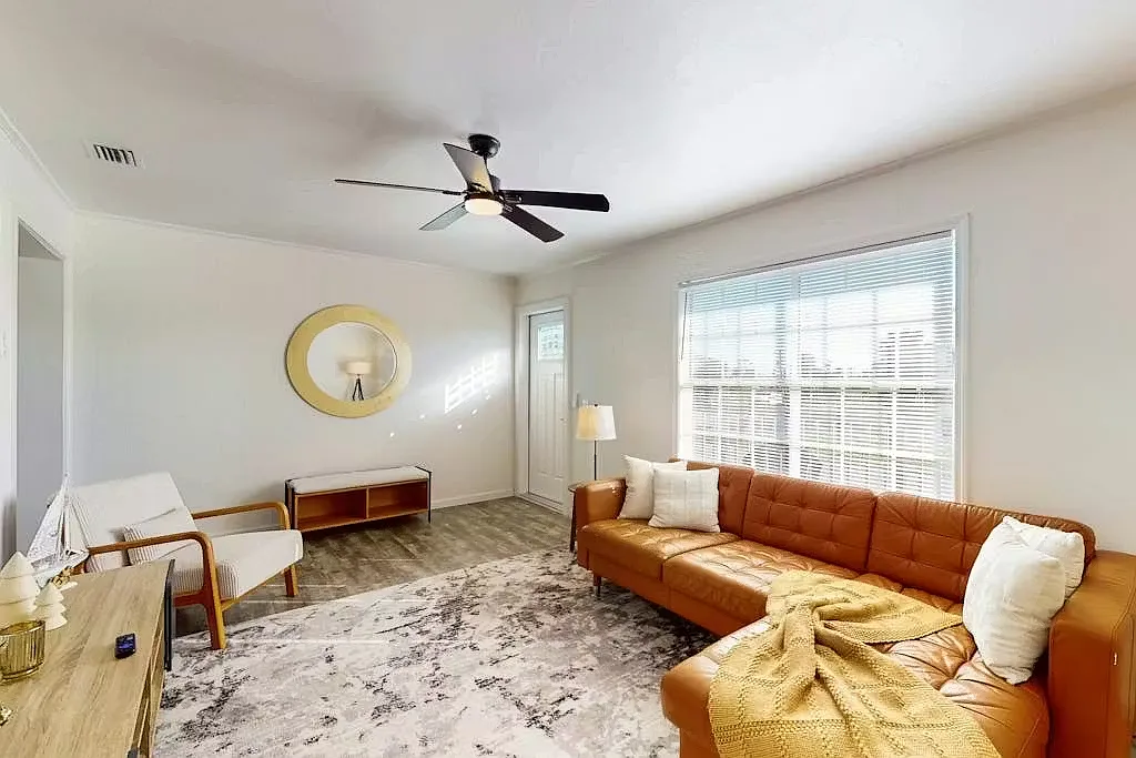 3 bed, 1200 sqft, $2,049 — Photo 3